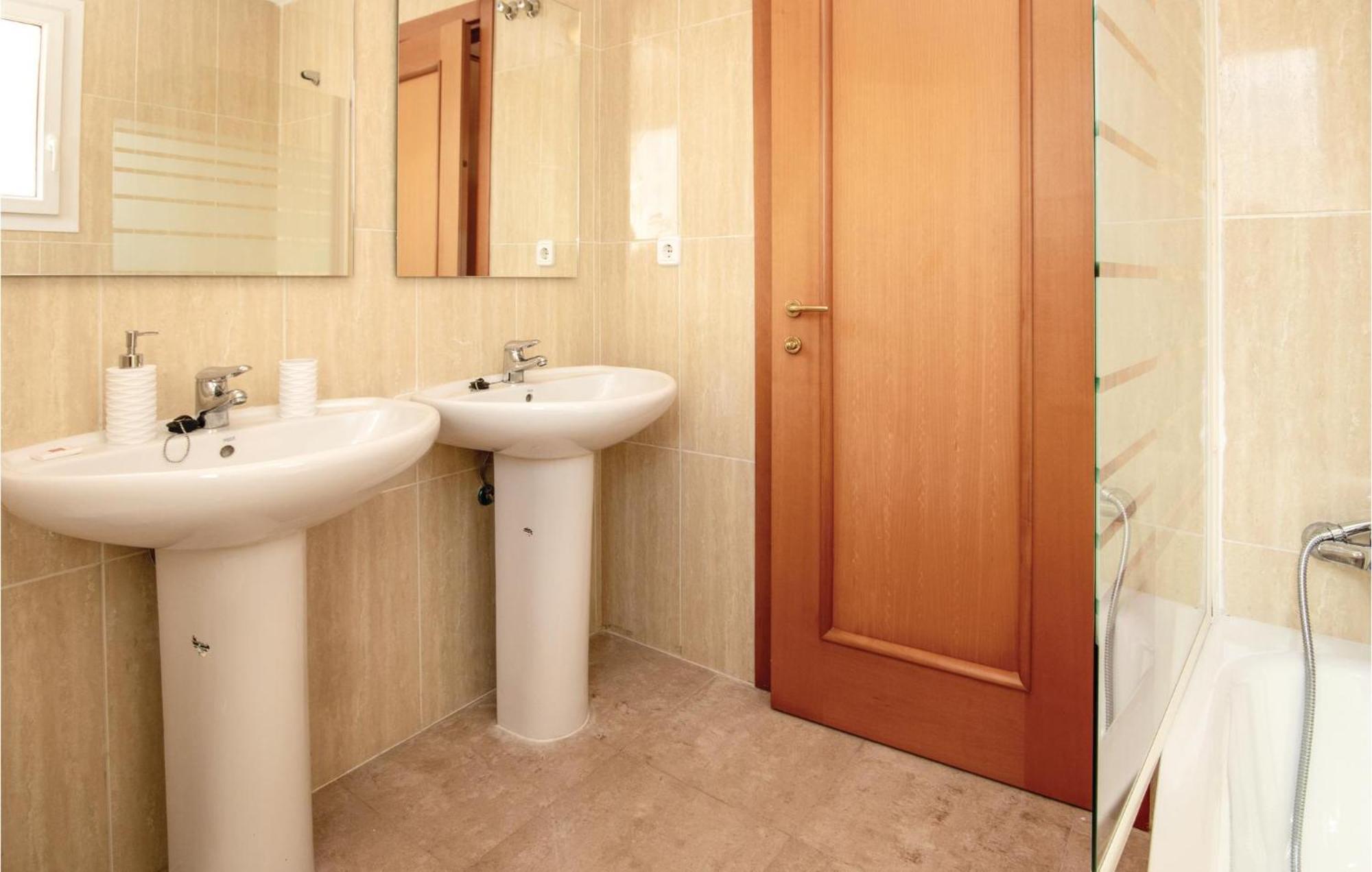3 Bedroom Amazing Apartment In La Duquesa Castillo de Sabinillas Exteriér fotografie